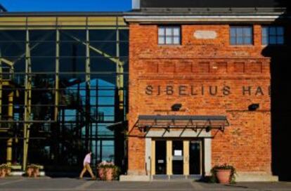 Entrada al Sibelius Hall, en Lahti (Finlandia).