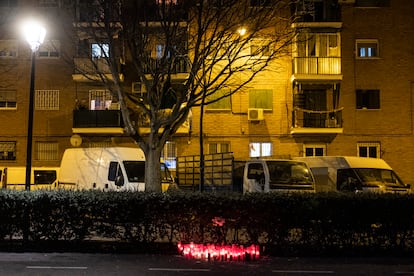 Altar con velas en el barrio madrileño de Usera en homenaje a uno de los jóvenes fallecidos por peleas entre pandillas.