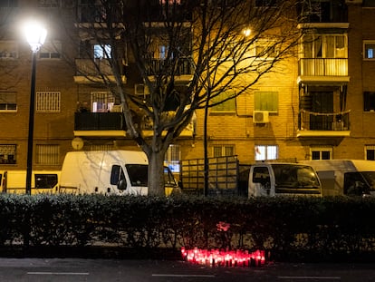 Altar con velas en el barrio madrileño de Usera en homenaje a uno de los jóvenes fallecidos por peleas entre pandillas.