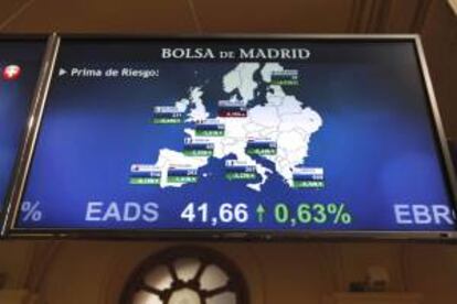 Panel de la Bolsa de Madrid con la evolución de la prima de riesgo de los países europeos. EFE/Archivo