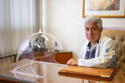 El doctor José Elizalde, en su consultorio en el Hospital ABC.