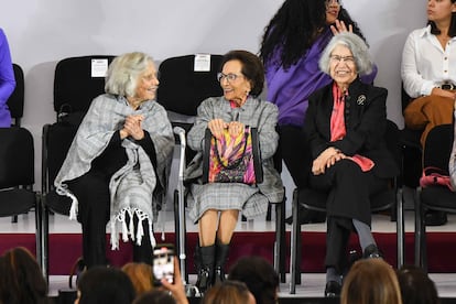 La escritora Elena Poniatowska; Ifigenia Martínez, senadora federal y Silvia Torres, astrónoma, durante el evento 'Con Claudia llegamos todas'.