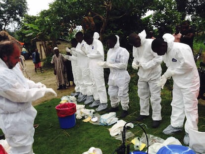 Voluntarios contra el ébola en Sierra Leona.