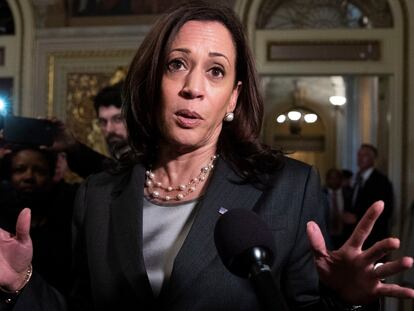 Kamala Harris atiende a los medios en el Senado de Estados Unidos.