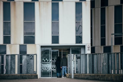 Varios trabajadores acceden a un edificio empresarial en Santiago de Compostela (Galicia).