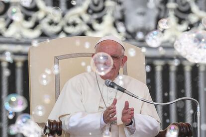 El papa Francisco observa un espectáculo del circo acuático durante la audiencia general celebrada en la plaza de San Pedro del Vaticano.