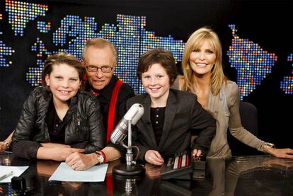 Larry King, con su actual esposa y los hijos de ambos en la ltima edicin de su programa en la CNN.