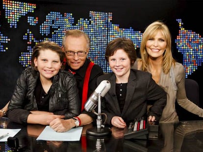 Larry King, con su actual esposa y los hijos de ambos en la última edición de su programa en la CNN.
