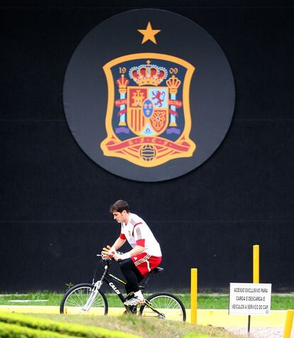 Casillas monta en bicicleta en la concentración de España.