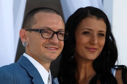 Chester Bennington y su mujer Talinda, a su llegada a los premios de música Billboard de Las Vegas en 2012.