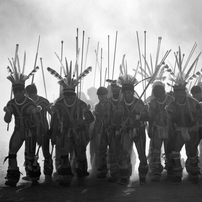 Un grupo de hombres kalapaló vestidos con penachos y trajes tradicionales. Los Kalapalo son un pueblo indígena de Brasil. Habitan, junto a otras 17 comunidades, el Parque Nacional del Xingu, en el estado de Mato Grosso. Hablan amonap, un idioma caribeño. En 2010 eran 569 y su principal actividad de subsistencia es la pesca.