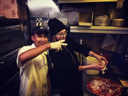 Chloë Moretz se ha llegado a meter a la cocina de una pizzería en Nueva York con tal de dejar registro de su amor por la comida.