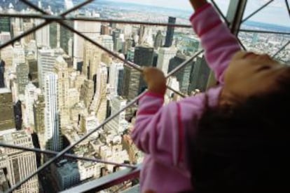 Una niña en el mirador de la planta 86 del Empire State Building, el más alto de Nueva York.