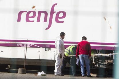 Peritos trabajndo en el tren Alvia 