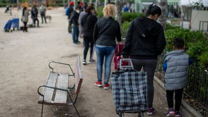 Cola para recibir alimentos, en una imagen tomada en 2021 en Madrid.