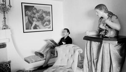 Dalí en 1951 en la biblioteca de Portlligat, leyendo bajo un fregmaneto de ‘Traslado de Cristo’, pintado por Rafael en 1507, una fotografia que se pudo ver en la exposicion de Figueres, en la que se mostraba la influencia del italiano en Dalí. / Foto de Ricard Sans (Fundació Gala-Salvador Dalí).