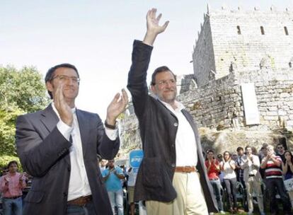 Alberto Núñez Feijóo y Mariano Rajoy, durante el mitin de apertura del curso político que ofrecieron ayer en Soutomaior.