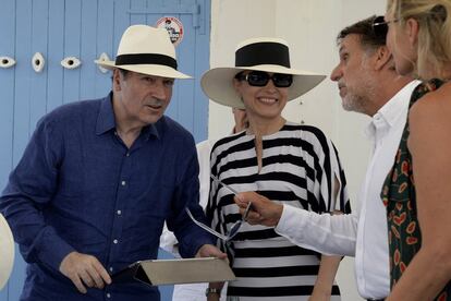 Pedro J. Ramrez y su esposa Cruz Snchez de Lara en el Club Nutico de Binisafuller.