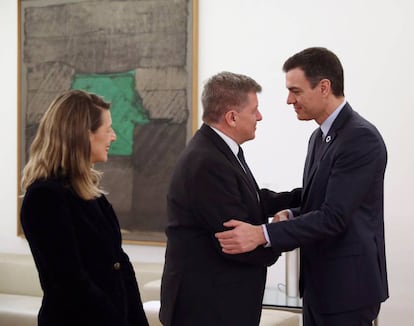 El presidente del Gobierno, Pedro Sánchez, conversa con el director de la OIT, Guy Rider, en presencia de la ministra de Trabajo, Yolanda Díaz.