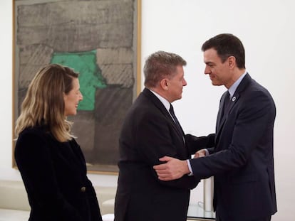 El presidente del Gobierno, Pedro Sánchez, conversa con el director de la OIT, Guy Rider, en presencia de la ministra de Trabajo, Yolanda Díaz.