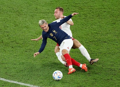  Antoine Griezmann, disputando un balón Christian Eriksen.