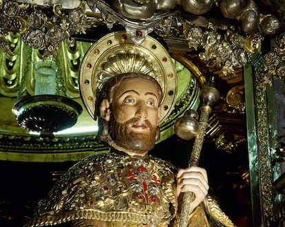 Escultura medieval del apóstol en la catedral de Santiago.