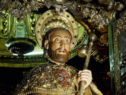 Escultura medieval del apóstol en la catedral de Santiago.