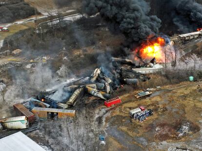 Imagen aérea del accidente por descarrilamiento de un tren de mercancías de Norfolk Southern en East Palestine (Ohio).