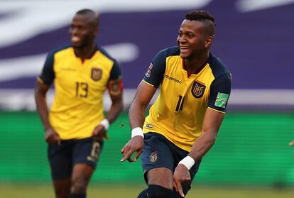 Michael Estrada, de Ecuador, celebra su segungo gol frente a Uruguay.