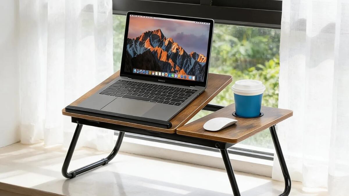 Trabaja o estudia desde el sofá sin sobrecargar la espalda: la mesa ergonómica con tope antideslizante