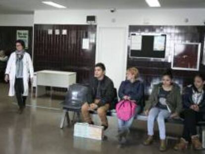 Pacientes en la sala de espera del CAP de La Mina