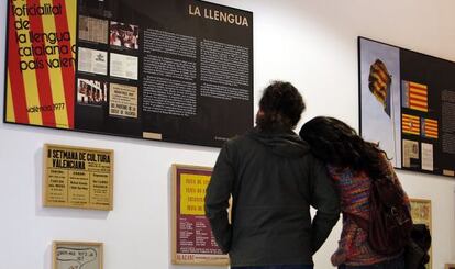 La exposición que ha causado malestar en el PP, este viernes en las Cortes Valencianas.