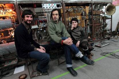 Taller del grupo musical Cabo San Roque. Roger Aixut, Pepe Seguí y Laia Torrents, delante de su máquina musical en el taller del Poble- sec, en Barcelona.