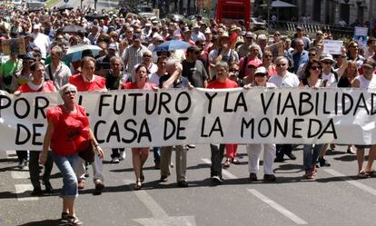 Manifestacion de trabajadores de la Casa de la Moneda frente al Ministerio de Hacienda.