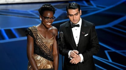 Lupita Nyong’o e Kumail Nanjiani no palco do Oscar