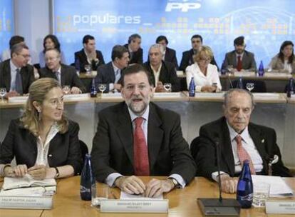 El presidente del PP, Mariano Rajoy, el presidente de honor del partido, Manuel Fraga, y la secretaria ejecutiva de Política Social, Ana Pastor.