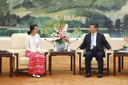 El presidente chino Xi Jinping, junto a la líder Aung San Suu Kyi, este jueves en Pekín.