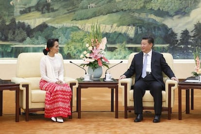 El presidente chino Xi Jinping, junto a la l&iacute;der Aung San Suu Kyi, este jueves en Pek&iacute;n.