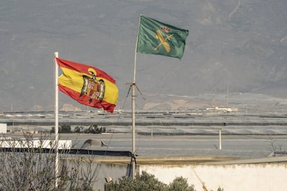 Una bandera franquista junto a otra de la Guardia Civil entre los invernaderos de El Ejido (Almería).