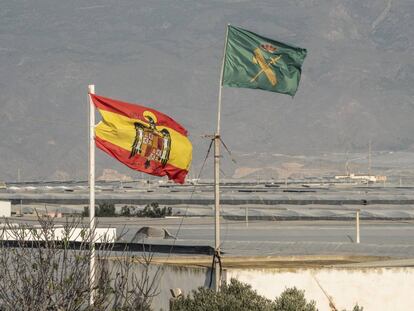 Una bandera franquista junto a otra de la Guardia Civil entre los invernaderos de El Ejido (Almería).