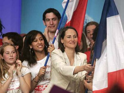 La candidata socialista, Ségolène Royal, sostiene una bandera francesa durante un mitin ayer en Metz.