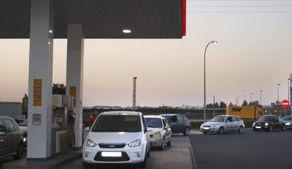 Un grupo de automóviles espera para repostar en una gasolinera