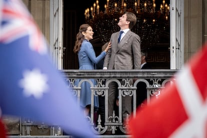 El príncipe Christian de Dinamarca, junto a su madre Mary de Dinamarca, condesa de Monpezat, en el balcón principal del palacio Amalienborg, en Copenhague, este domingo.