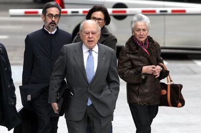 Jordi Pujol, amb la seva esposa, dimecres passat, en arribar a l'Audiència Nacional