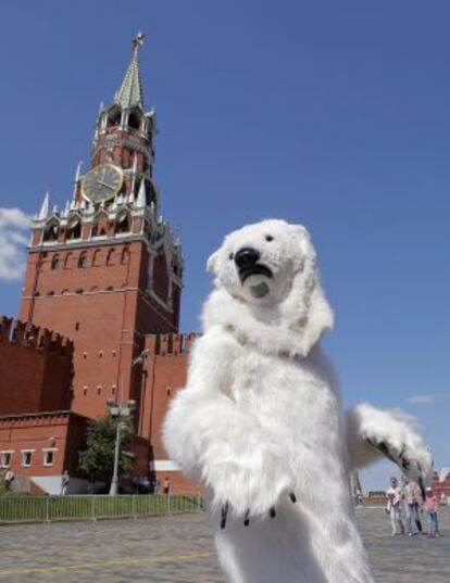 Al mismo tiempo del lanzamiento de la campaña en Rio, en varias ciudades del mundo apareció un activista disfrazado de oso polar en su representación. En la foto, el de Moscú.