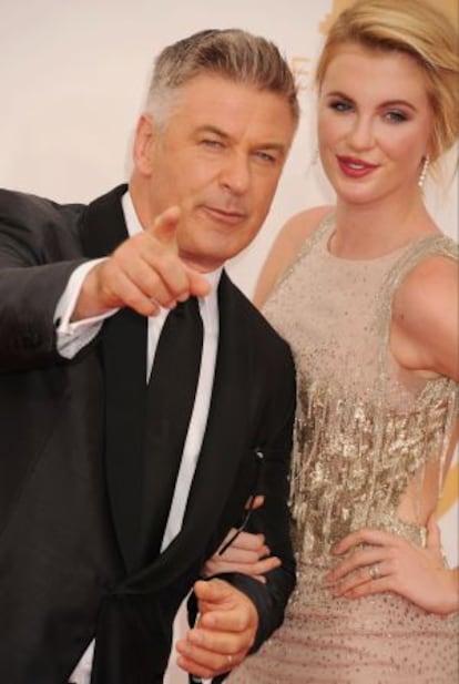 El actor Alec Baldwin junto a su hija Ireland Baldwin en Los Ángeles, EE UU.