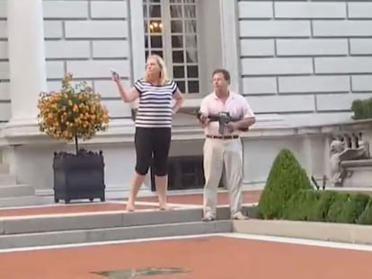 Una pareja de abogados recibe con un fusil de asalto a los manifestantes de Black Lives Matter