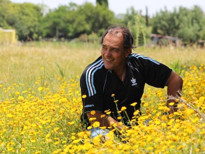 Luis Mario Vitette, en el parque de su casa de campo en San José, Uruguay, tras la entrevista con EL PAÍS,