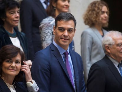 El presidente del Gobierno, Pedro Sánchez, y la vicepresidenta, Carmen Calvo, junto a varios ministros, en Llotja de Mar de Barcelona, el pasado 21 de diciembre. 