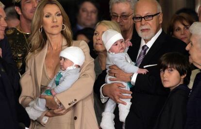 Celine Dion y su esposo, con sus hijos gemelos en 2011.